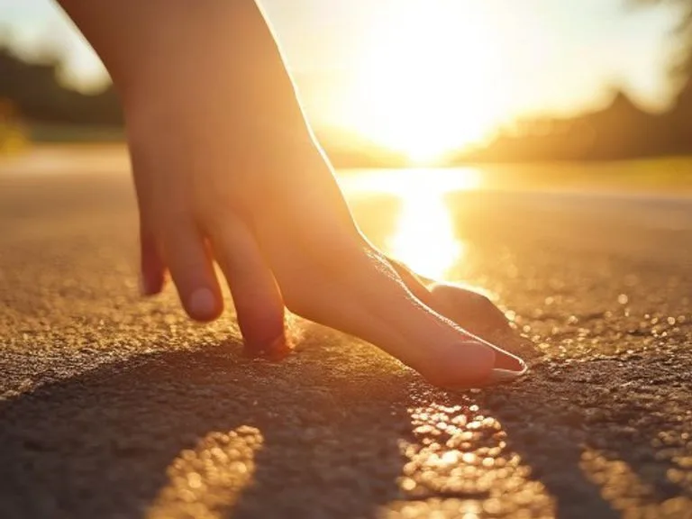 Patte de chien posée sur un sol chaud en plein soleil